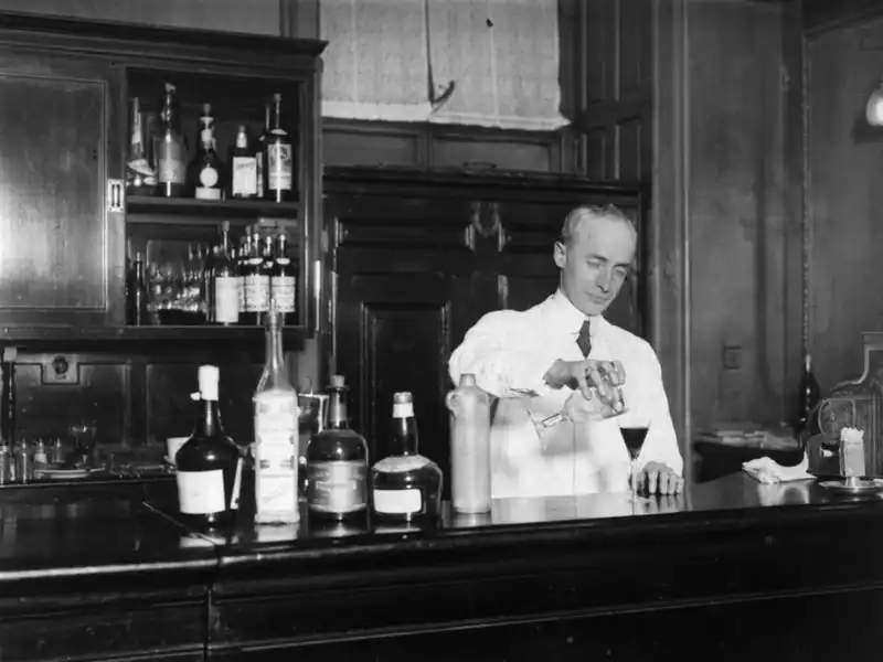 Tạp chí du lịch Wanderlust Tips 20 bức ảnh xưa cũ của những quầy bar khách sạn nổi tiếng thế giới