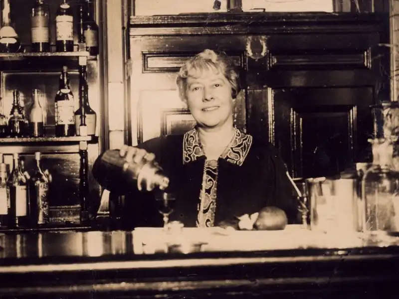 Tạp chí du lịch Wanderlust Tips 20 bức ảnh xưa cũ của những quầy bar khách sạn nổi tiếng thế giới