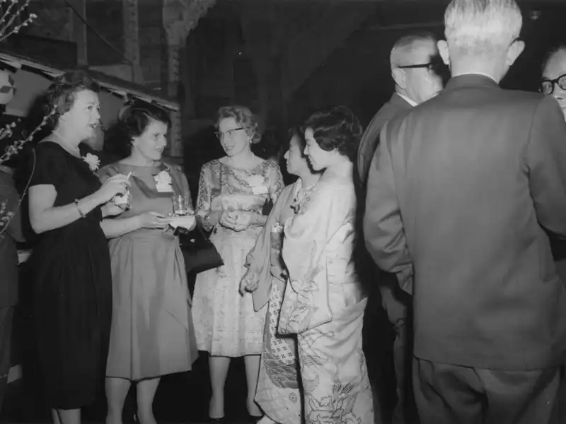 Tạp chí du lịch Wanderlust Tips 20 bức ảnh xưa cũ của những quầy bar khách sạn nổi tiếng thế giới