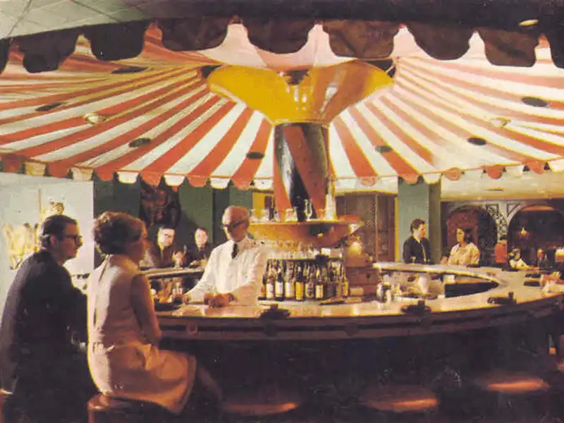 Tạp chí du lịch Wanderlust Tips 20 bức ảnh xưa cũ của những quầy bar khách sạn nổi tiếng thế giới