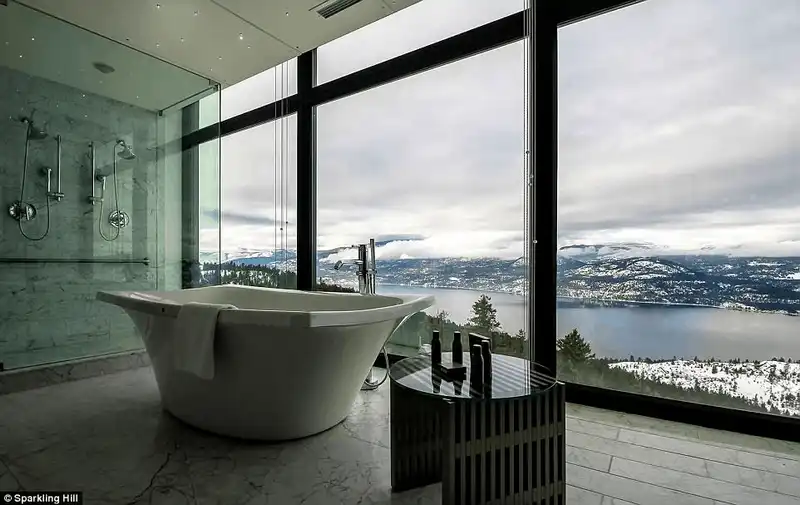 Tạp chí du lịch Wanderlust Tips 10 phòng tắm hạng sang có view nhìn đầy ngoạn mục 