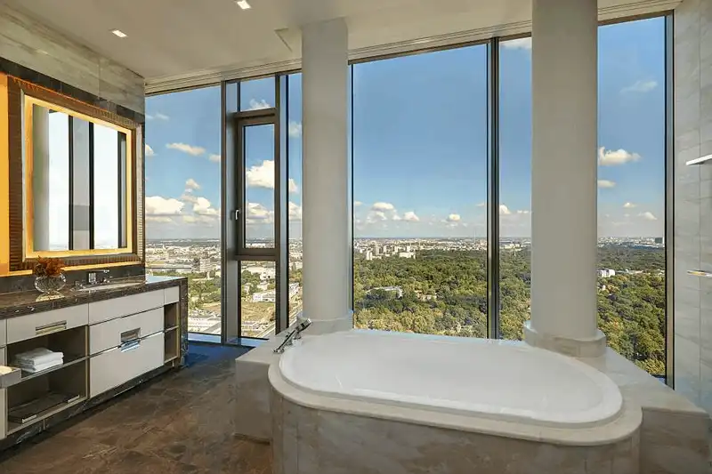 Tạp chí du lịch Wanderlust Tips 10 phòng tắm hạng sang có view nhìn đầy ngoạn mục 