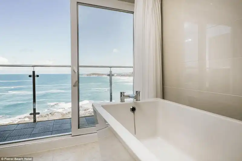 Tạp chí du lịch Wanderlust Tips 10 phòng tắm hạng sang có view nhìn đầy ngoạn mục 