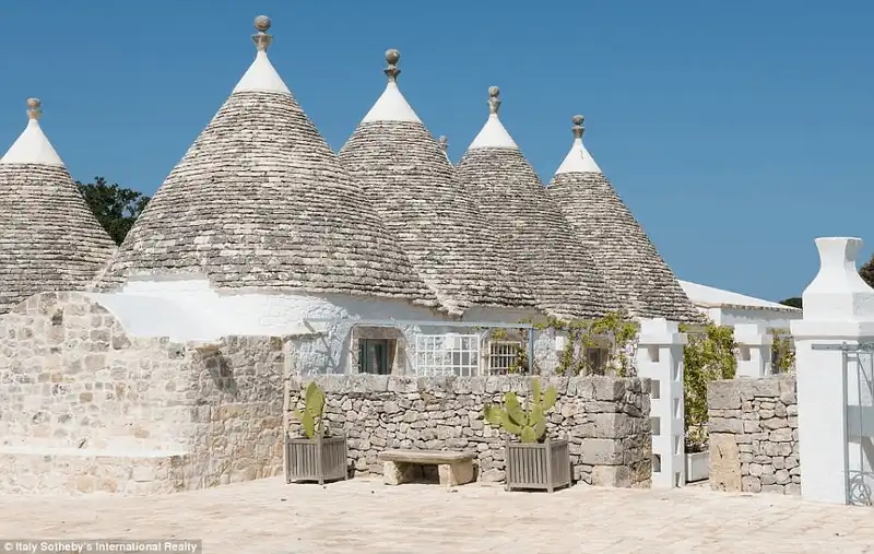 Tạp chí du lịch Wanderlust Tips ên trong những ngôi nhà nón Trulli xinh đẹp ở Ý