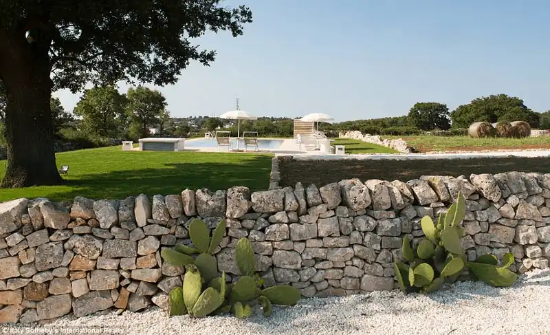 Tạp chí du lịch Wanderlust Tips ên trong những ngôi nhà nón Trulli xinh đẹp ở Ý