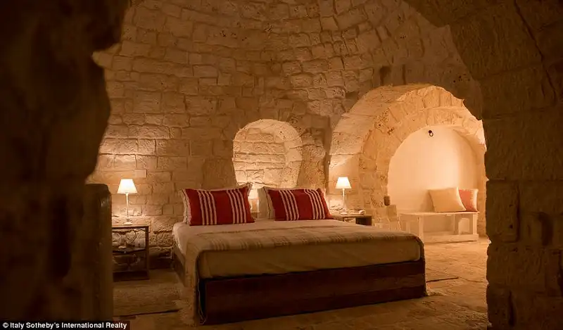 Tạp chí du lịch Wanderlust Tips ên trong những ngôi nhà nón Trulli xinh đẹp ở Ý