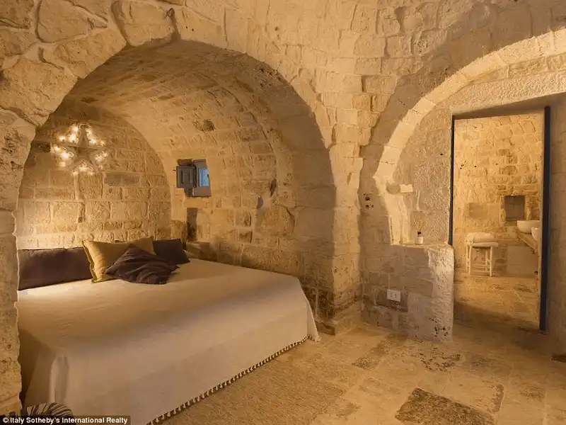 Tạp chí du lịch Wanderlust Tips ên trong những ngôi nhà nón Trulli xinh đẹp ở Ý