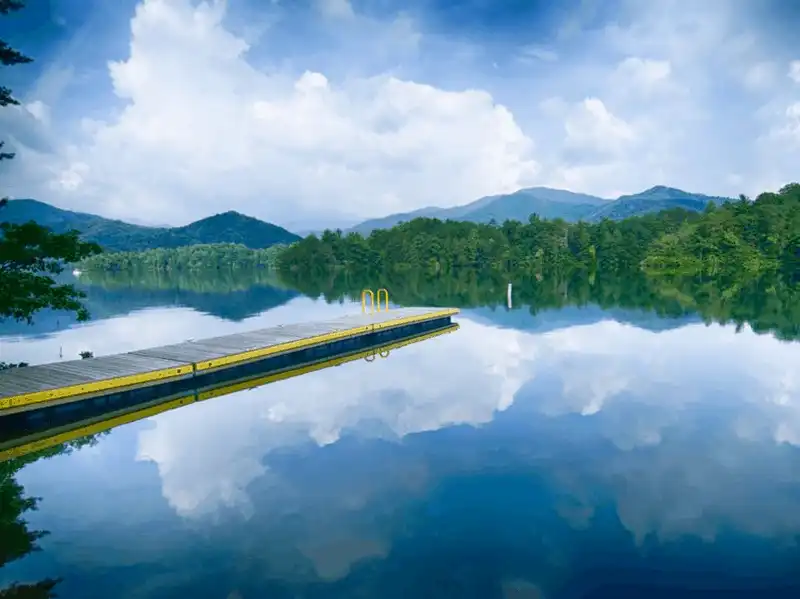 Tạp chí du lịch Wanderlust Tips Điểm danh 10 hồ nước đẹp nhất nước Mỹ