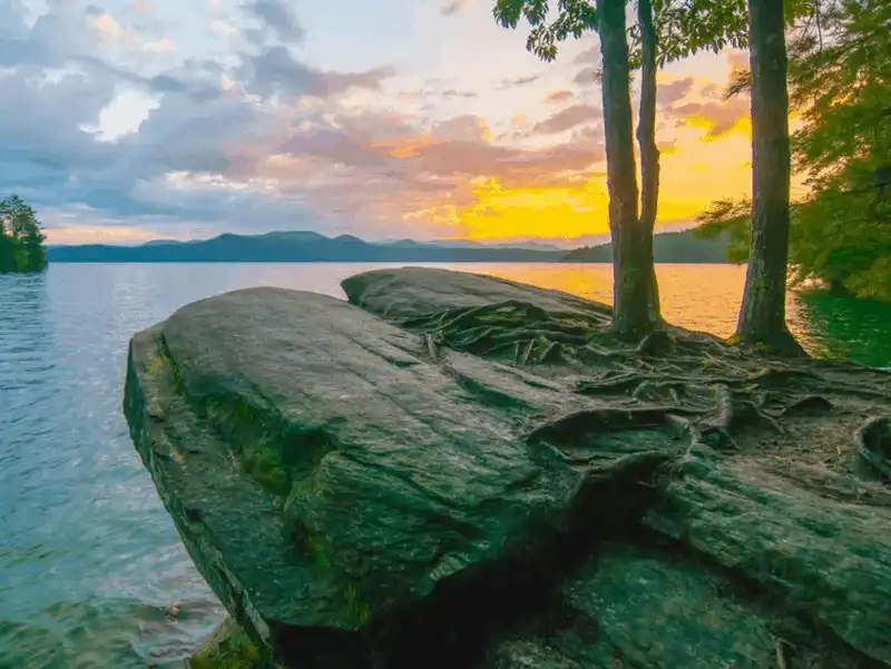 Tạp chí du lịch Wanderlust Tips Điểm danh 10 hồ nước đẹp nhất nước Mỹ