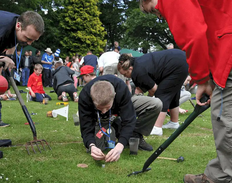 Độc lạ lễ hội bắt giun ở Anh 6 Tạp chí Du lịch Wanderlust Tips Độc lạ lễ hội bắt giun ở Anh