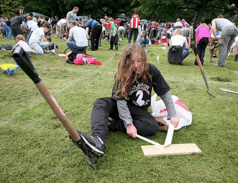 Độc lạ lễ hội bắt giun ở Anh 8 Tạp chí Du lịch Wanderlust Tips Độc lạ lễ hội bắt giun ở Anh