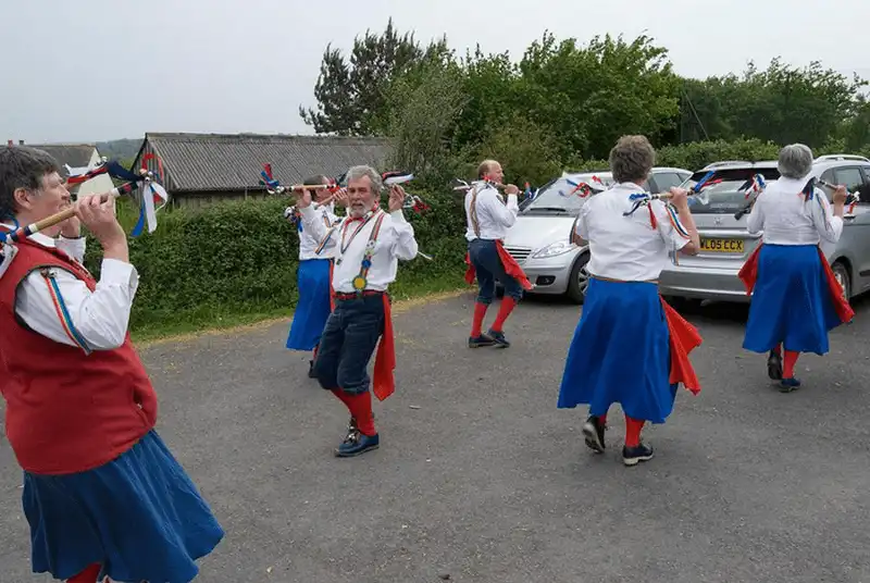 Độc lạ lễ hội bắt giun ở Anh 9 Tạp chí Du lịch Wanderlust Tips Độc lạ lễ hội bắt giun ở Anh