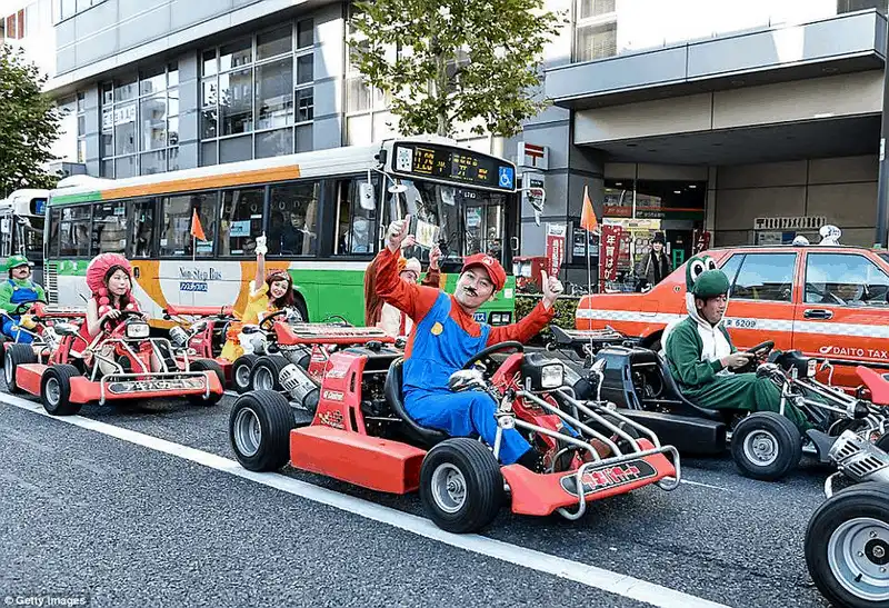 Hóa thân thành nhân vật game Mario, diễu hành khắp đường phố Nhật Bản 5 Tạp chí du lịch Wanderlust Tips Hóa thân thành nhân vật game Mario trong MariCAR tour