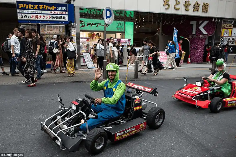 Hóa thân thành nhân vật game Mario, diễu hành khắp đường phố Nhật Bản 8 Tạp chí du lịch Wanderlust Tips Hóa thân thành nhân vật game Mario trong MariCAR tour