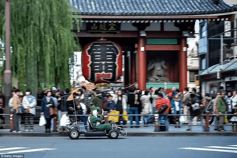 Hóa thân thành nhân vật game Mario, diễu hành khắp đường phố Nhật Bản 6 Tạp chí du lịch Wanderlust Tips Hóa thân thành nhân vật game Mario trong MariCAR tour