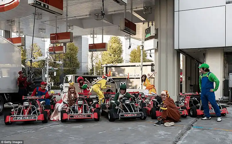 Hóa thân thành nhân vật game Mario, diễu hành khắp đường phố Nhật Bản 9 Tạp chí du lịch Wanderlust Tips Hóa thân thành nhân vật game Mario trong MariCAR tour