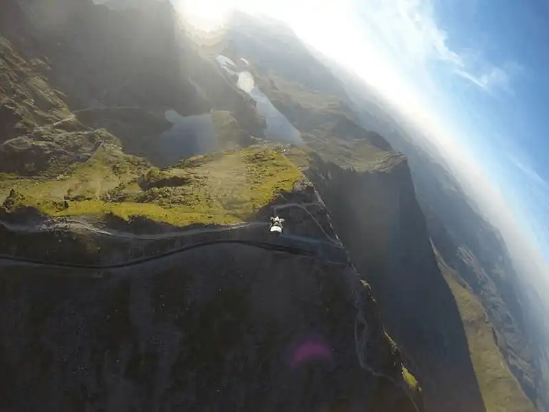 Người chơi wingsuit flying liều lĩnh chinh phục độ cao gần 2.500m 6 Tạp chí du lịch Wandelrust Tips Người chơi wingsuit flying liều lĩnh chinh phục độ cao 2.500m