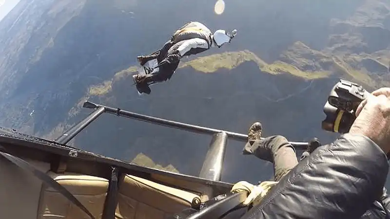 Tạp chí du lịch Wandelrust Tips Người chơi wingsuit flying liều lĩnh chinh phục độ cao 2.500m