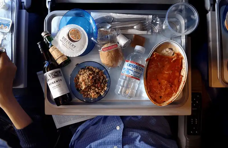 Những điều bạn không nên làm trên máy bay 12 Wanderlust tips 11 dieu ban khong nen lam tren may bay 8