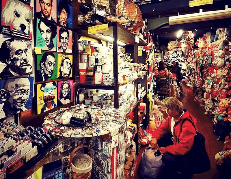 10 chợ đêm mua sắm giá rẻ nổi tiếng của Hong Kong 9 Tạp chí du lịch Wanderlust Tips - 10 chợ đêm mua sắm giá rẻ nổi tiếng của Hong Kong