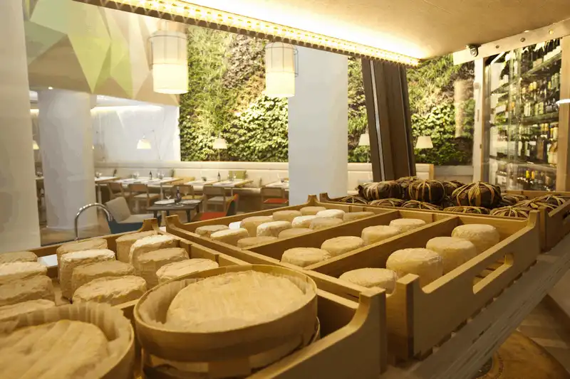  Tạp chí du lịch Wanderlust Tips - 10 nhà hàng mà người yêu phô mai nên ghé đến một lần trong đời