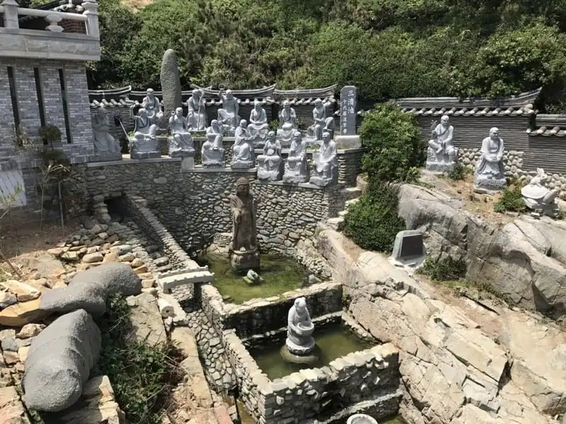 Tạp chí Du lịch Wanderlust Tips | Khám phá ngôi chùa bên bờ biển cổ nhất Hàn Quốc: Haedong Yonggungsa