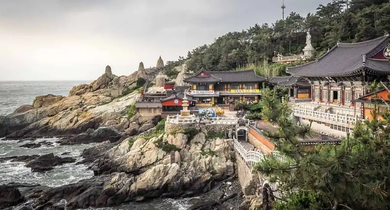 Tạp chí Du lịch Wanderlust Tips | Khám phá ngôi chùa bên bờ biển cổ nhất Hàn Quốc: Haedong Yonggungsa