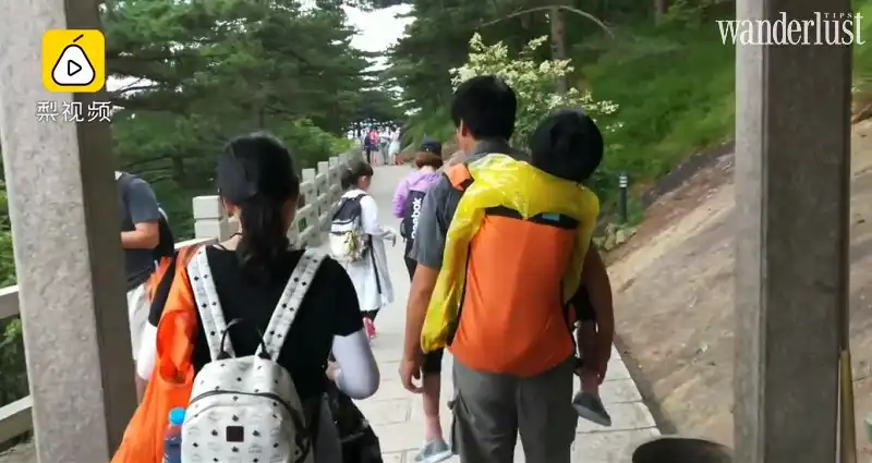 Tạp chí Du lịch Wanderlust Tips Người chồng gầy gò cõng vợ tật nguyền đi khắp thế gian