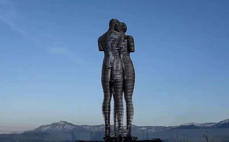 Bức tượng tình nhân nổi tiếng ở Gruzia sắp xuất hiện tại Việt Nam 8 Tạp chí du lịch Wanderlust Tips Bức tượng tình nhân "Biết đi" nổi tiếng ở Gruzia sắp xuất hiện tại Việt Nam