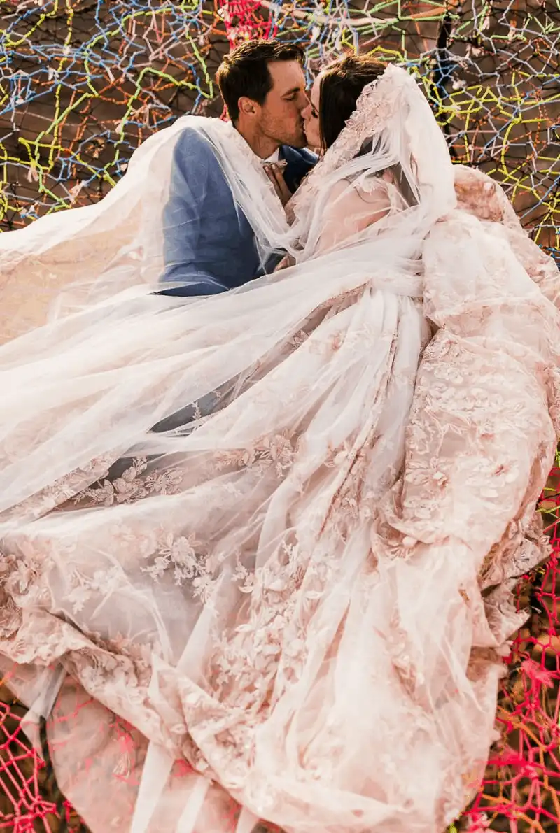 Tạp chí du lịch Wanderlust Tips Đau tim với lễ cưới "mạo hiểm" cheo leo giữa vách núi cao 121m ở Utah