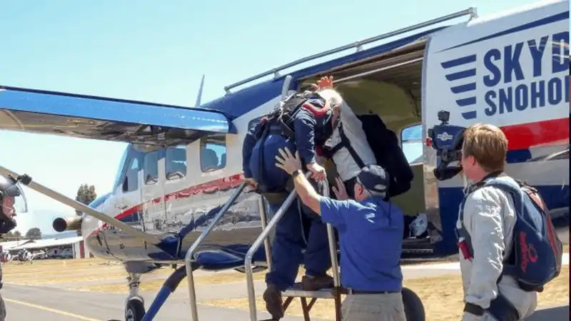 Tạp chí du lịch Wanderlust Tips Cụ ông 100 tuổi mạo hiểm nhảy dù để kỉ niệm ngày sinh nhật