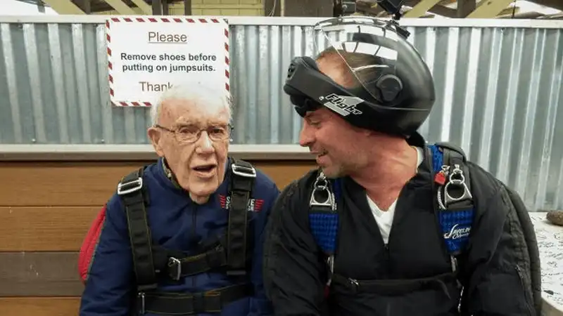 Tạp chí du lịch Wanderlust Tips Cụ ông 100 tuổi mạo hiểm nhảy dù để kỉ niệm ngày sinh nhật