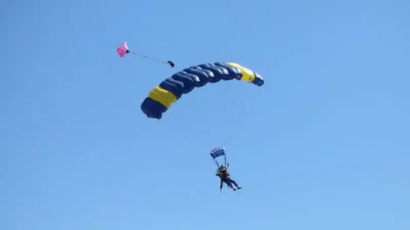 Tạp chí du lịch Wanderlust Tips Cụ ông 100 tuổi mạo hiểm nhảy dù để kỉ niệm ngày sinh nhật