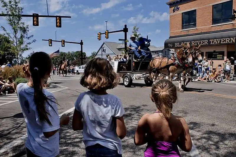 Tạp chí du lịch Wanderlust Tips Đi đâu cho tháng 8 thêm rực rỡ?