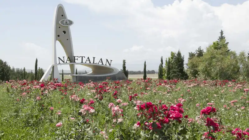 Tạp chí du lịch Wanderlust Tips Các khách sạn chữa bệnh bằng dầu thô Naftalan quý hiếm