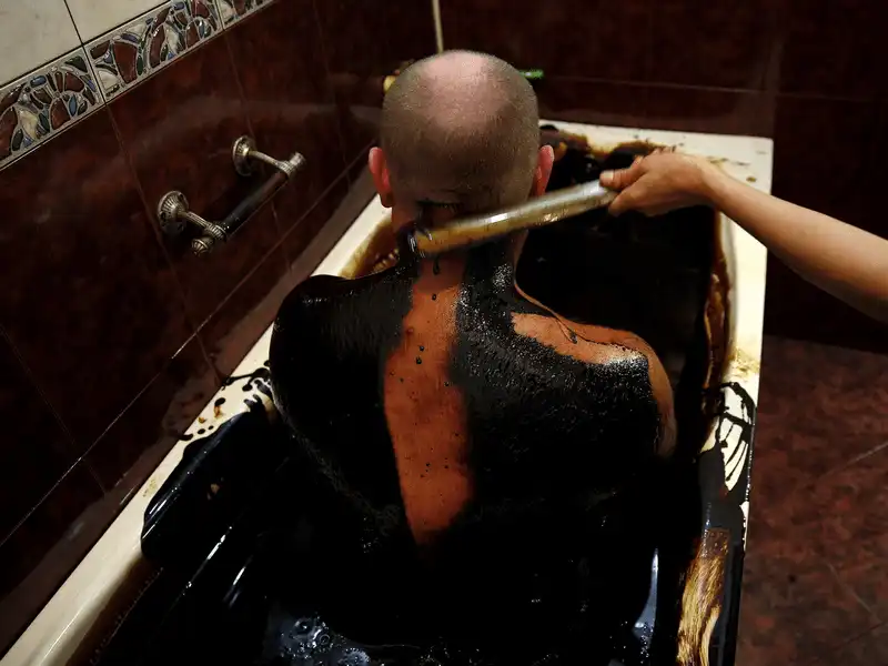 Tạp chí du lịch Wanderlust Tips Các khách sạn chữa bệnh bằng dầu thô Naftalan quý hiếm