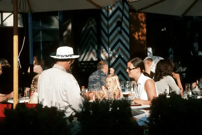 Tạp chí du lịch Wanderlust Tips Kì lạ những nhà hàng cấm trẻ em 14 tuổi đến ăn tối