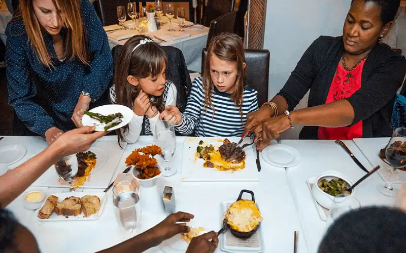 Tạp chí du lịch Wanderlust Tips Kì lạ những nhà hàng cấm trẻ em 14 tuổi đến ăn tối