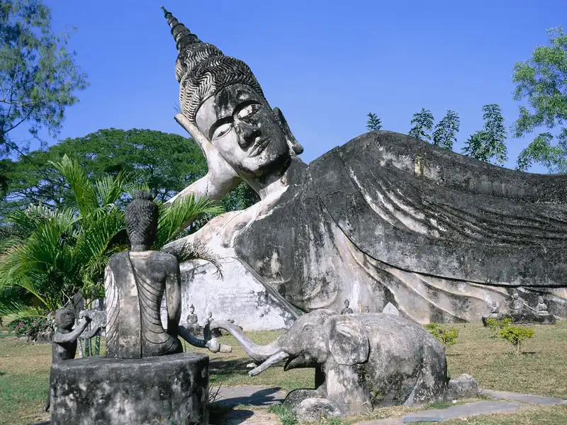 Tạp chí du lịch Wanderlust Tips Ngắm vẻ trầm mặc của Vườn Tượng Phật Buddha Park ở Lào