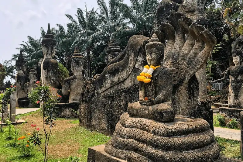 Tạp chí du lịch Wanderlust Tips Ngắm vẻ trầm mặc của Vườn Tượng Phật Buddha Park ở Lào