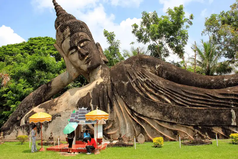 Tạp chí du lịch Wanderlust Tips Ngắm vẻ trầm mặc của Vườn Tượng Phật Buddha Park ở Lào