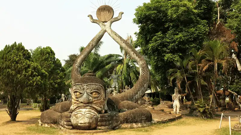 Tạp chí du lịch Wanderlust Tips Ngắm vẻ trầm mặc của Vườn Tượng Phật Buddha Park ở Lào