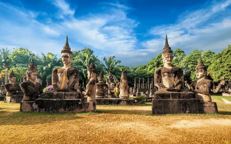 Tạp chí du lịch Wanderlust Tips Ngắm vẻ trầm mặc của Vườn Tượng Phật Buddha Park ở Lào