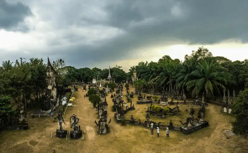 Tạp chí du lịch Wanderlust Tips Ngắm vẻ trầm mặc của Vườn Tượng Phật Buddha Park ở Lào