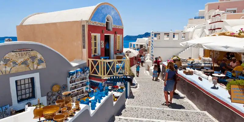 Tạp chí du lịch Wanderlust Tips Santorini và những điều bạn không nên làm khi đến đây