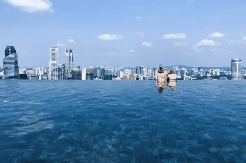 Tạp chí du lịch Wanderlust Tips Top 10 khách sạn có bể bơi vô cực tốt nhất ở Singapore