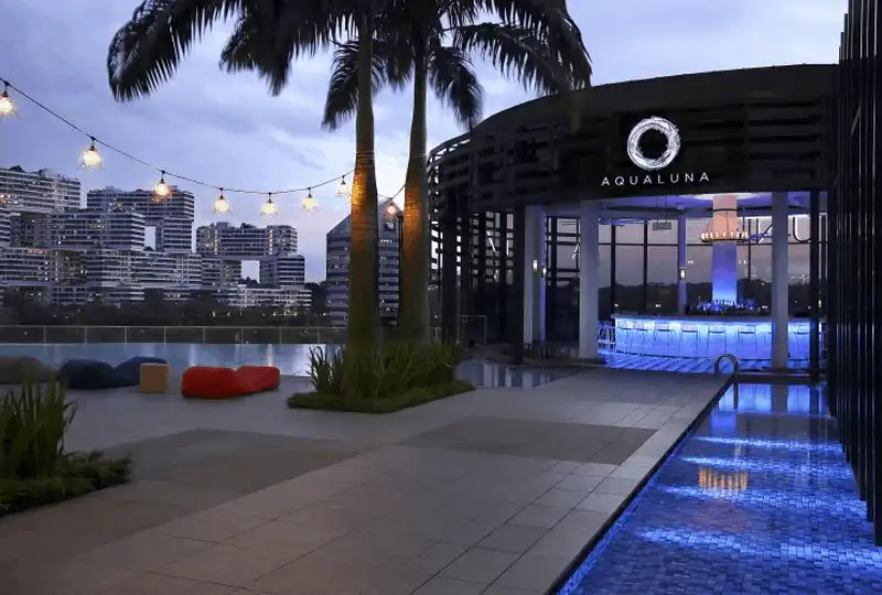 Tạp chí du lịch Wanderlust Tips Top 10 khách sạn có bể bơi vô cực tốt nhất ở Singapore