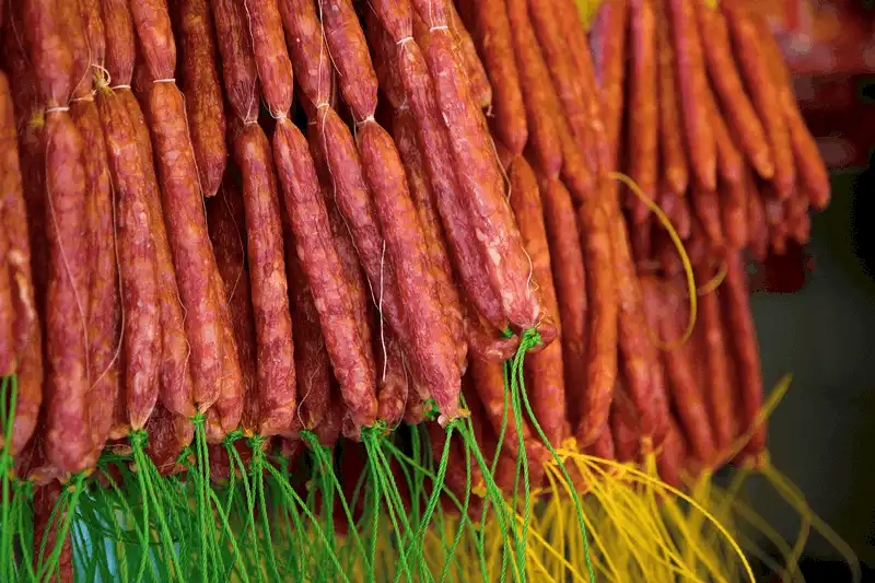 Tạp chí du lịch Wanderlust Tips Tung lò mò, lạp xưởng bò của người Chăm ở An Giang