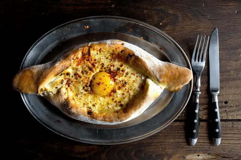 Tạp chí Du lịch Wanderlust Tips Khachapuri – món bánh mì trứng mang hương vị hạnh phúc