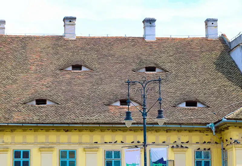 Tạp chí Du lịch Wanderlust Tips Lạnh gáy với những ngôi nhà “có mắt” ở Romania